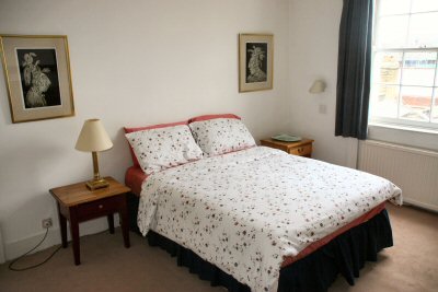 Double bed in 3rd floor 1 bedroom self catering flat 